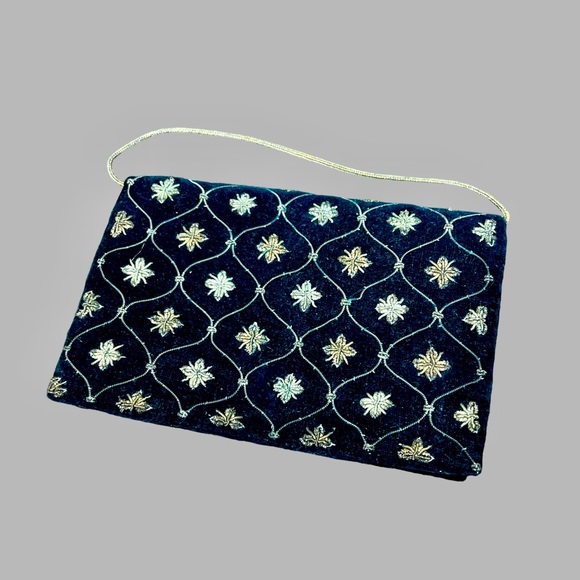 🌺Vintage Velvet Gold Embroidered Wristlet - Picture 10 of 16